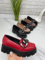 Женские туфли лоферы на тракторной подошве с цепью черные капучино красные пудра