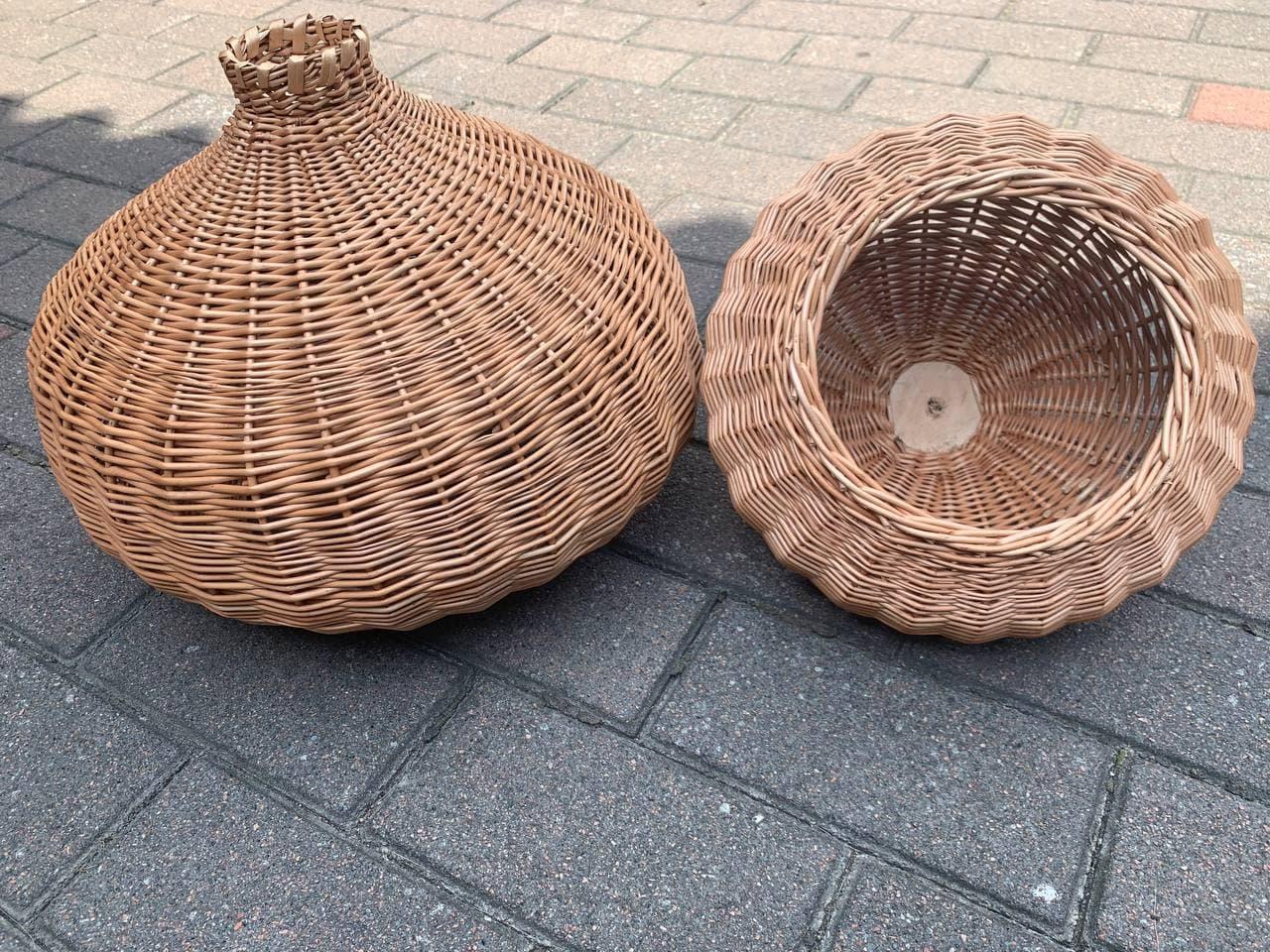 Кругла плетена люстра з лози в магазин