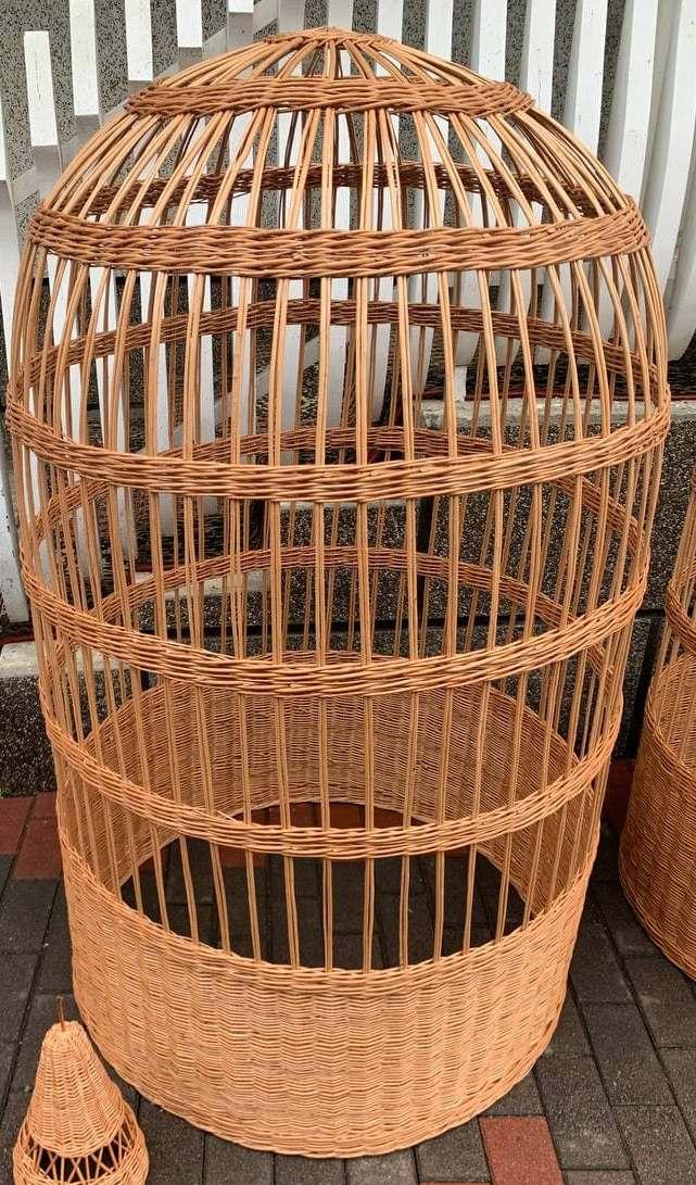 Красива велика люстра плетена в ресторан