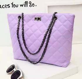Жіноча стьобана сумка на металевому ланцюжку, фіолетова