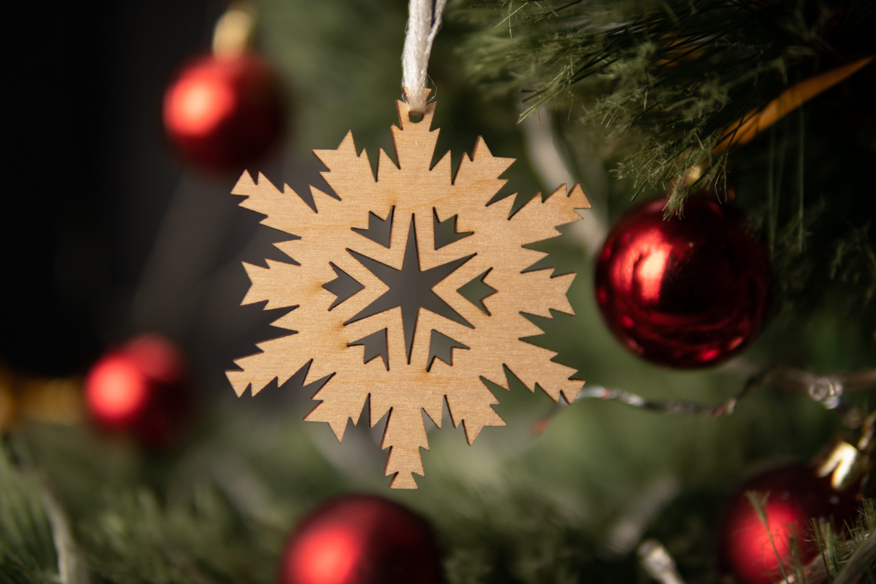 Новорічна іграшка з фанери дерев'яна. Сніжинка Гостроконцева Мінімалізм - фото 1 - id-p1472912206