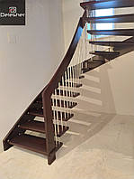 Деревянная лестница на больцах в тетиву с металлическими балясинами