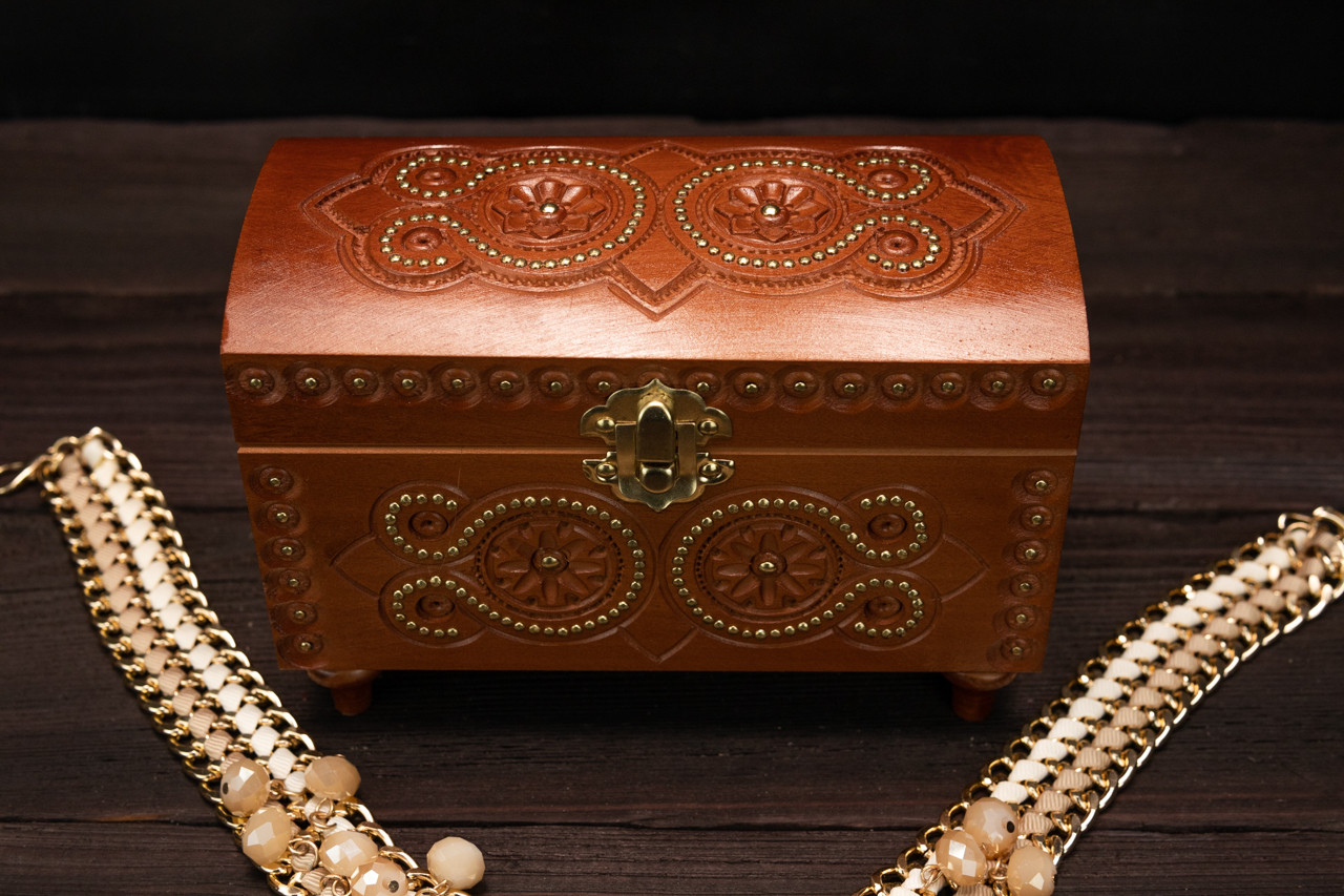 Шкатулка для прикрас різьблена з металом ручної роботи дерев'яна 16х8 см. висота 10.5 див. - фото 1 - id-p1473194945