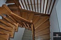 Деревянная лестница на больцах с двумя выходами
