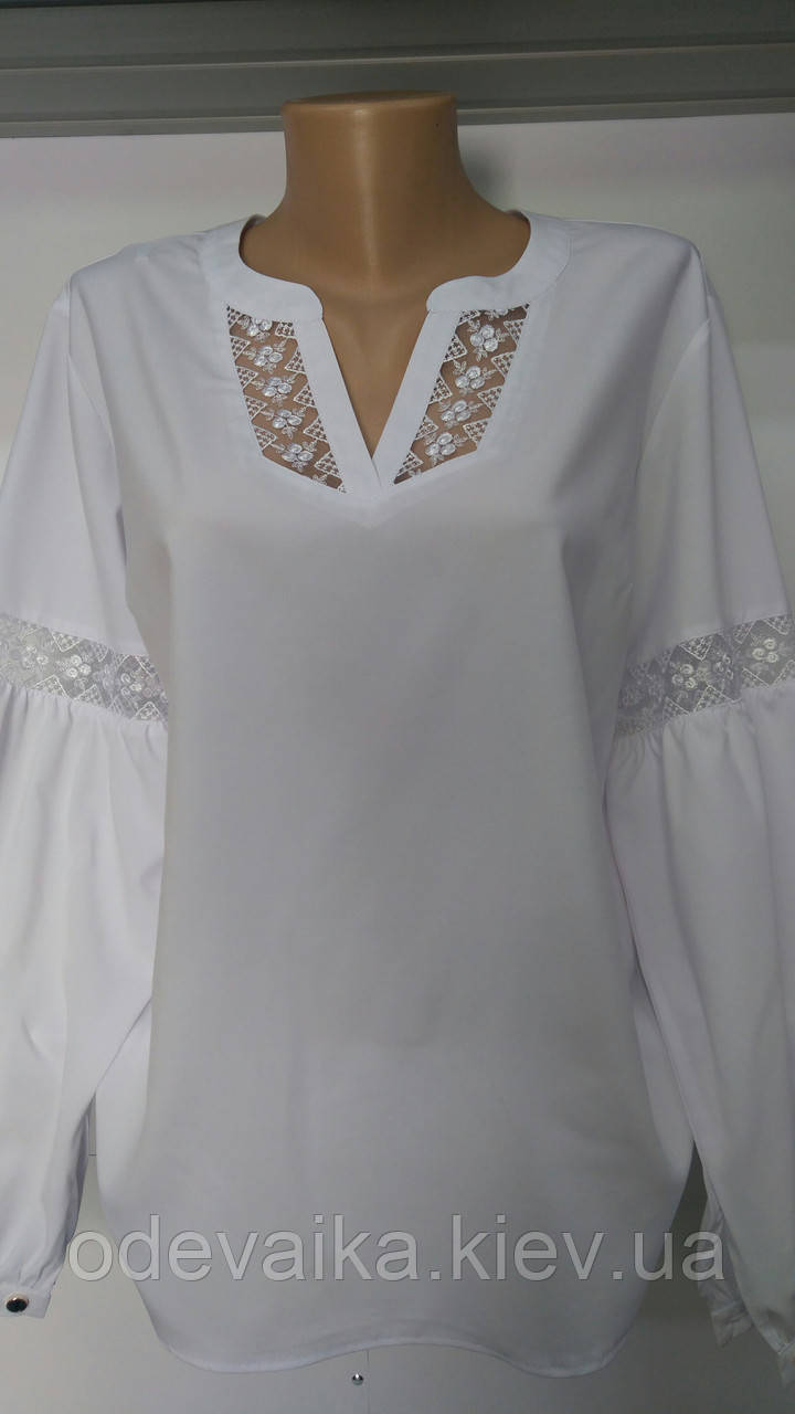 Красива жіноча біла блузка великого 50-56 розміру з мереживом і широкими рукавами