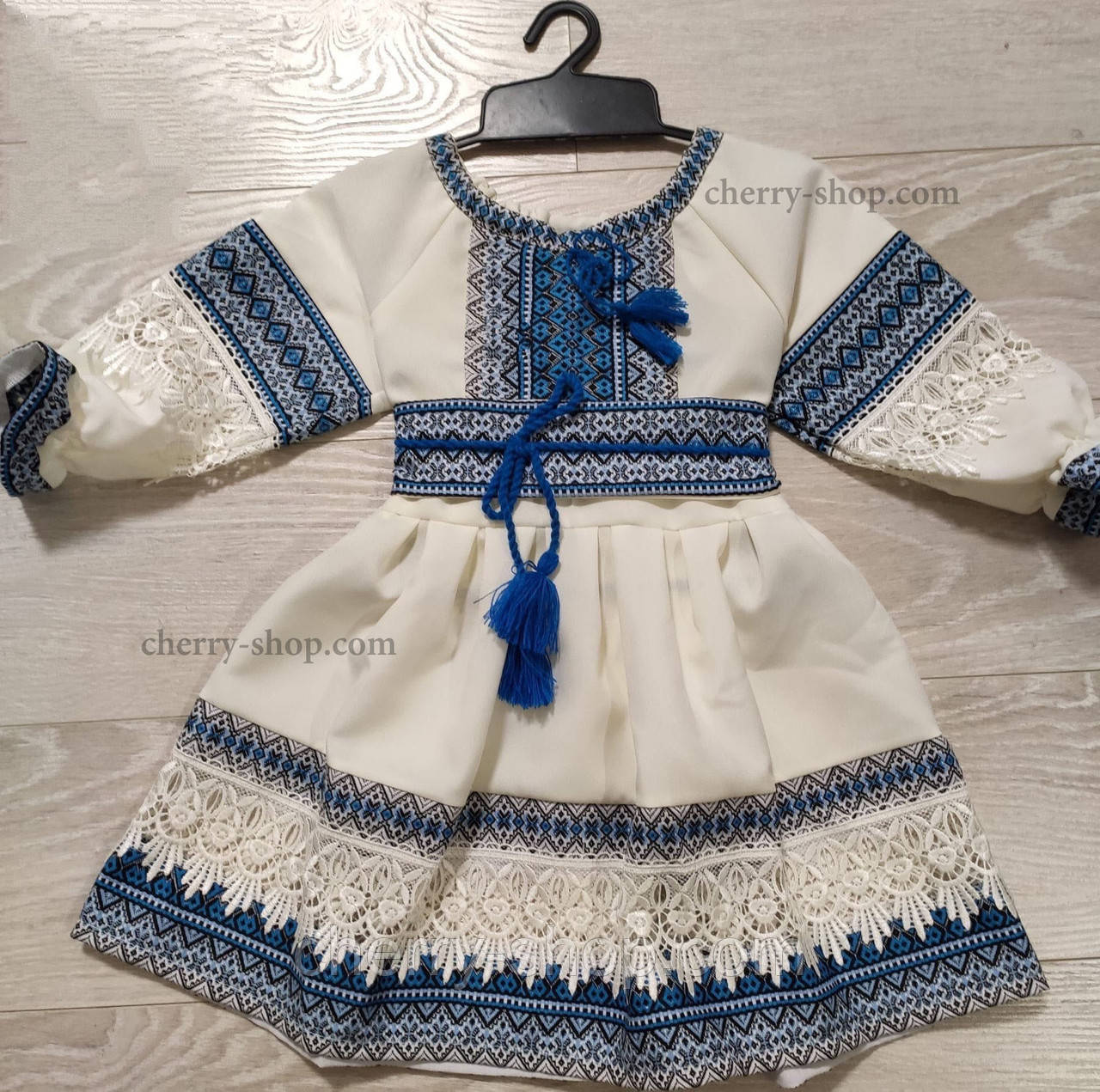 Звичайна сукня для дівчинки з вишивкою та мереживом бежевого кольору з синім вишиванням