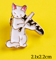 Брошь брошка значок белый кот кошка кошеня металл пин эмаль играет на скрипке