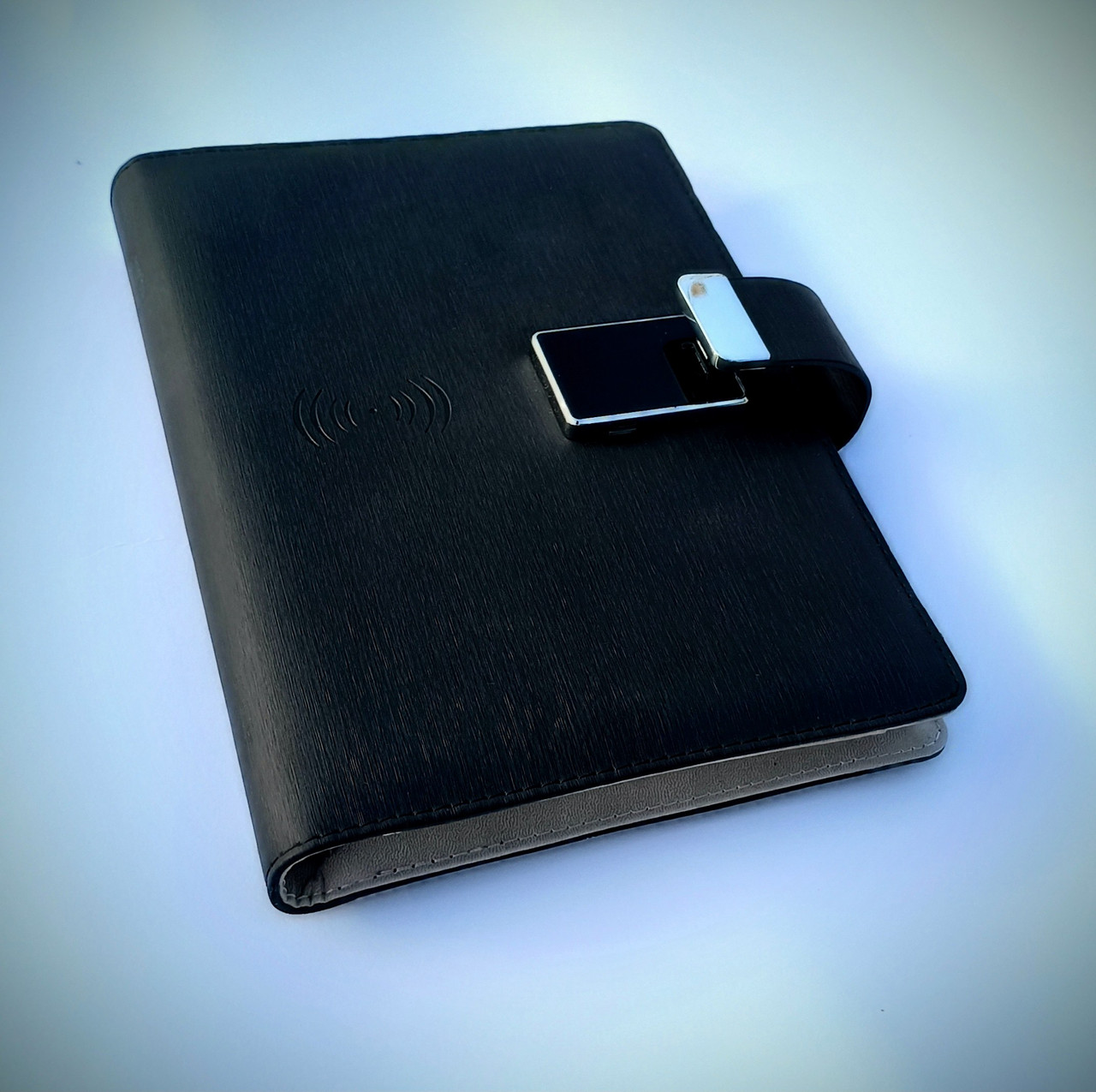 Щоденник блокнот Business Powerbank з цифровим замком бездротовою зарядкою й USB-флешкою 16 Гб
