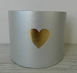Декоративна капелюшна коробка для квітів D12см срібло з сердечком