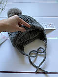 Зимова в'язана дитяча шапочка на зав'язках із натуральним бубоном для дівчинки та хлопчика ручної роботи., фото 2