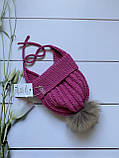 Зимова в'язана дитяча шапочка на зав'язках із натуральним бубоном для дівчинки ручної роботи., фото 5