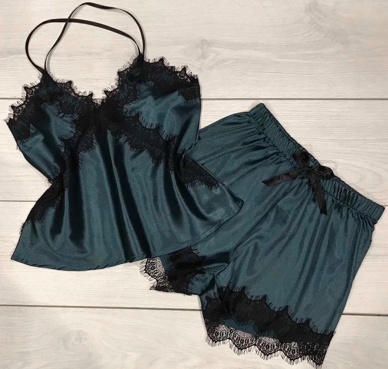 Піжама з мереживом, майка та шорти.