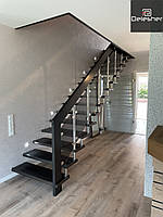 Деревянная лестница в дом на больцах со стеклом и металлическими балясинами
