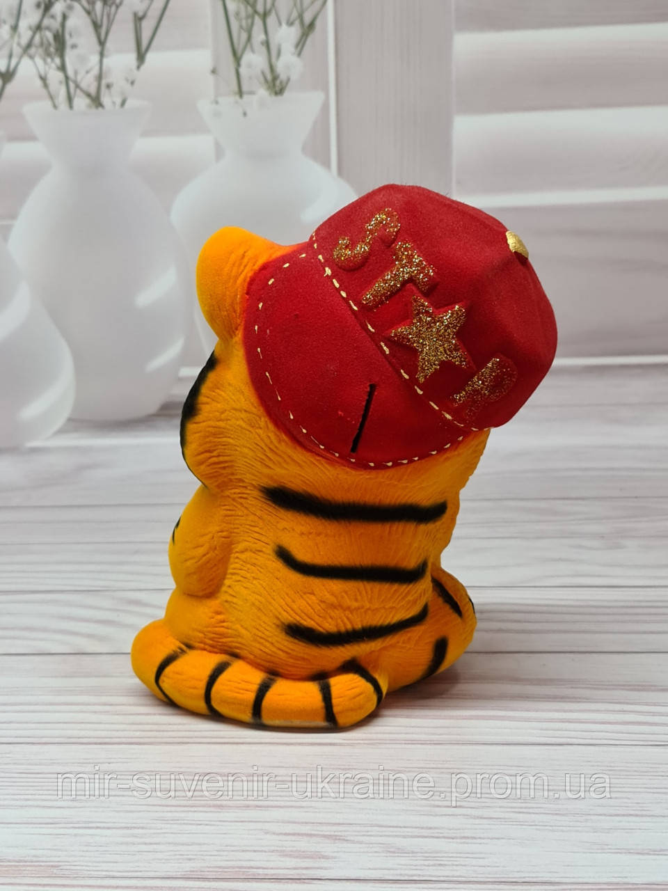 Копилка Символ года "Тигр в кепке с монетами" Флок 26 см - фото 2 - id-p1476202234