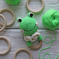 Дитячий в'язаний гризунок "Жабеня" на буковому кільці