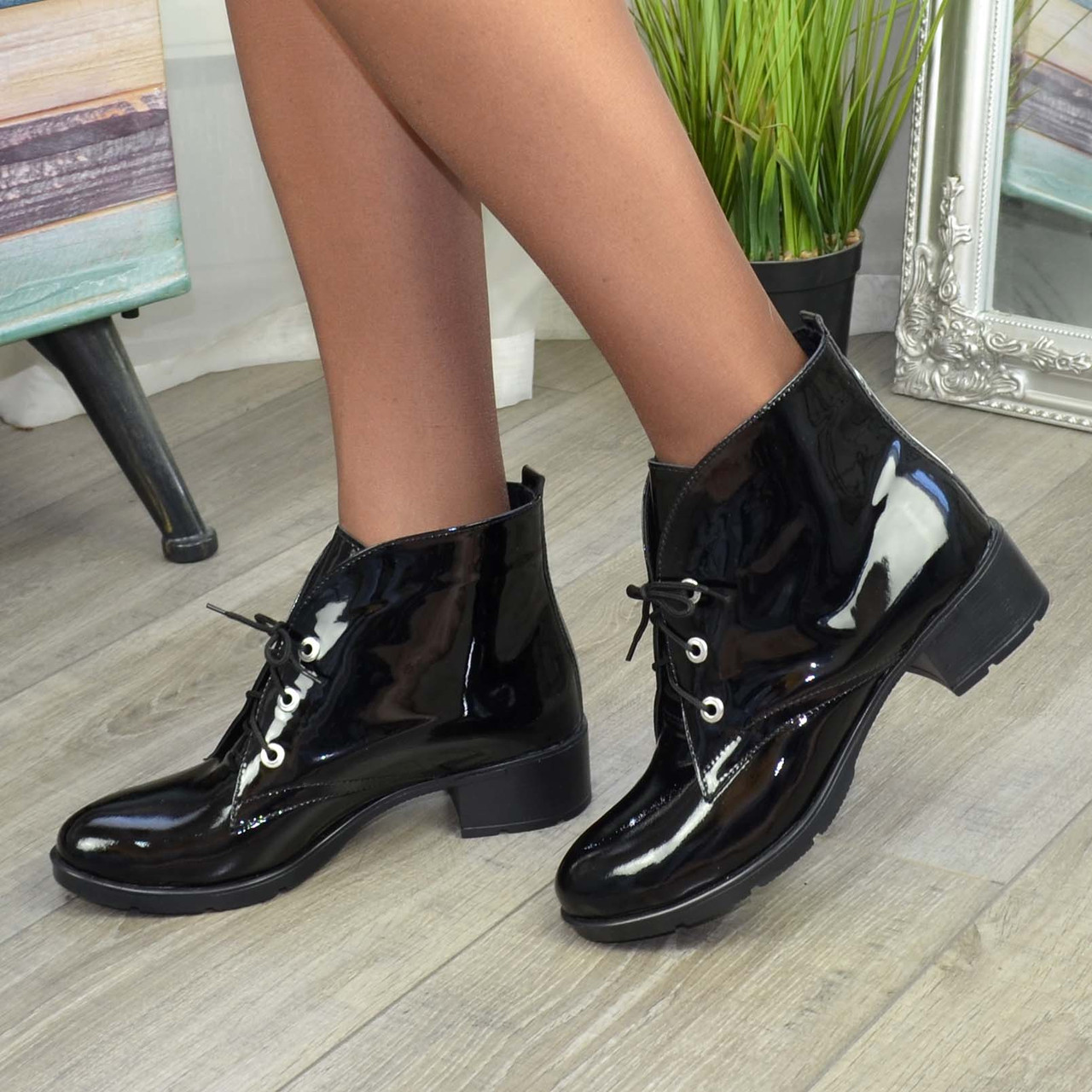 Черевики жіночі лакові на шнурівці, колір чорний, фото 1