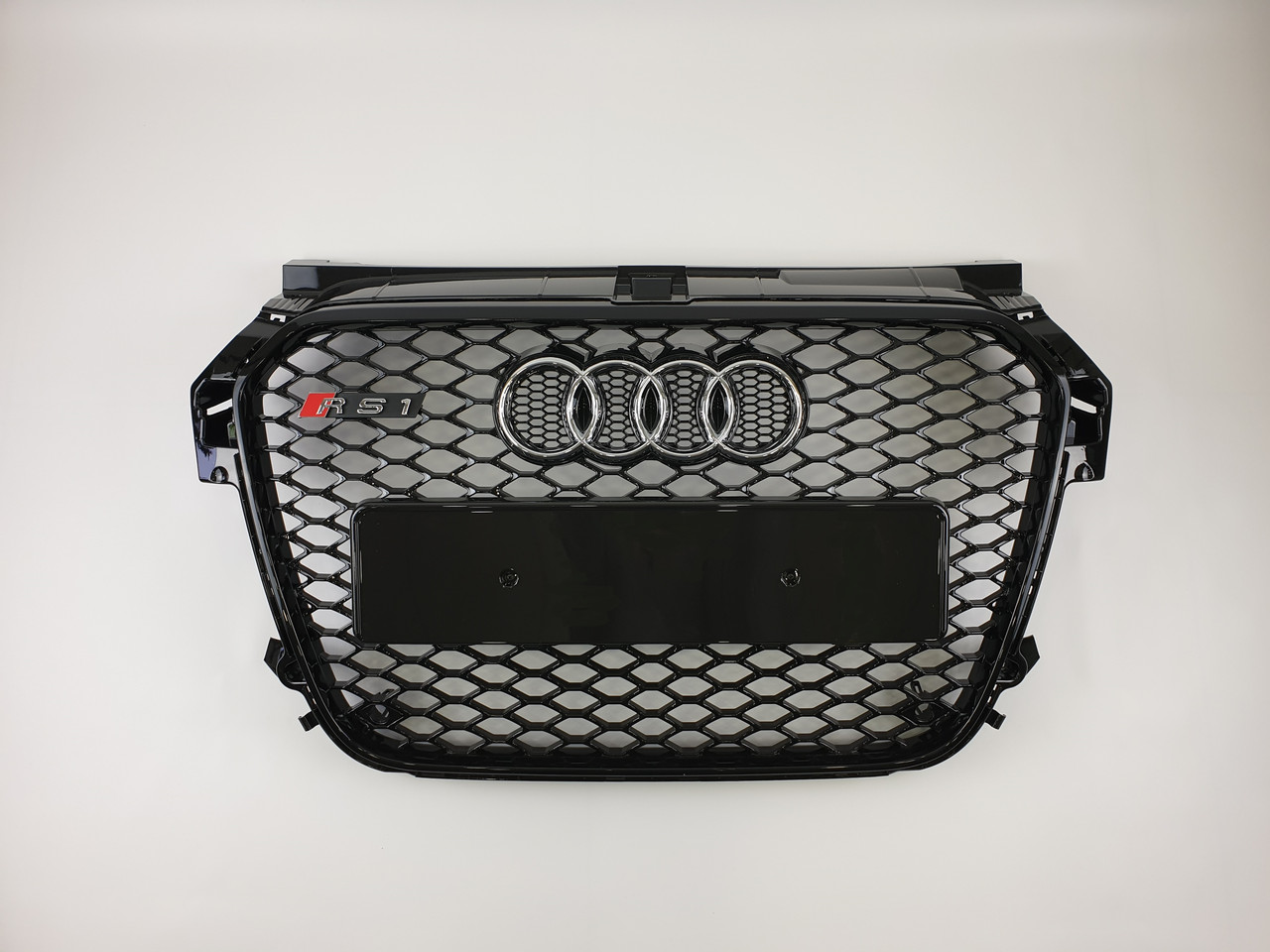 Решітка радіатора Audi A1 2010-2014год Чорна з хром емблемой (в стилі RS)