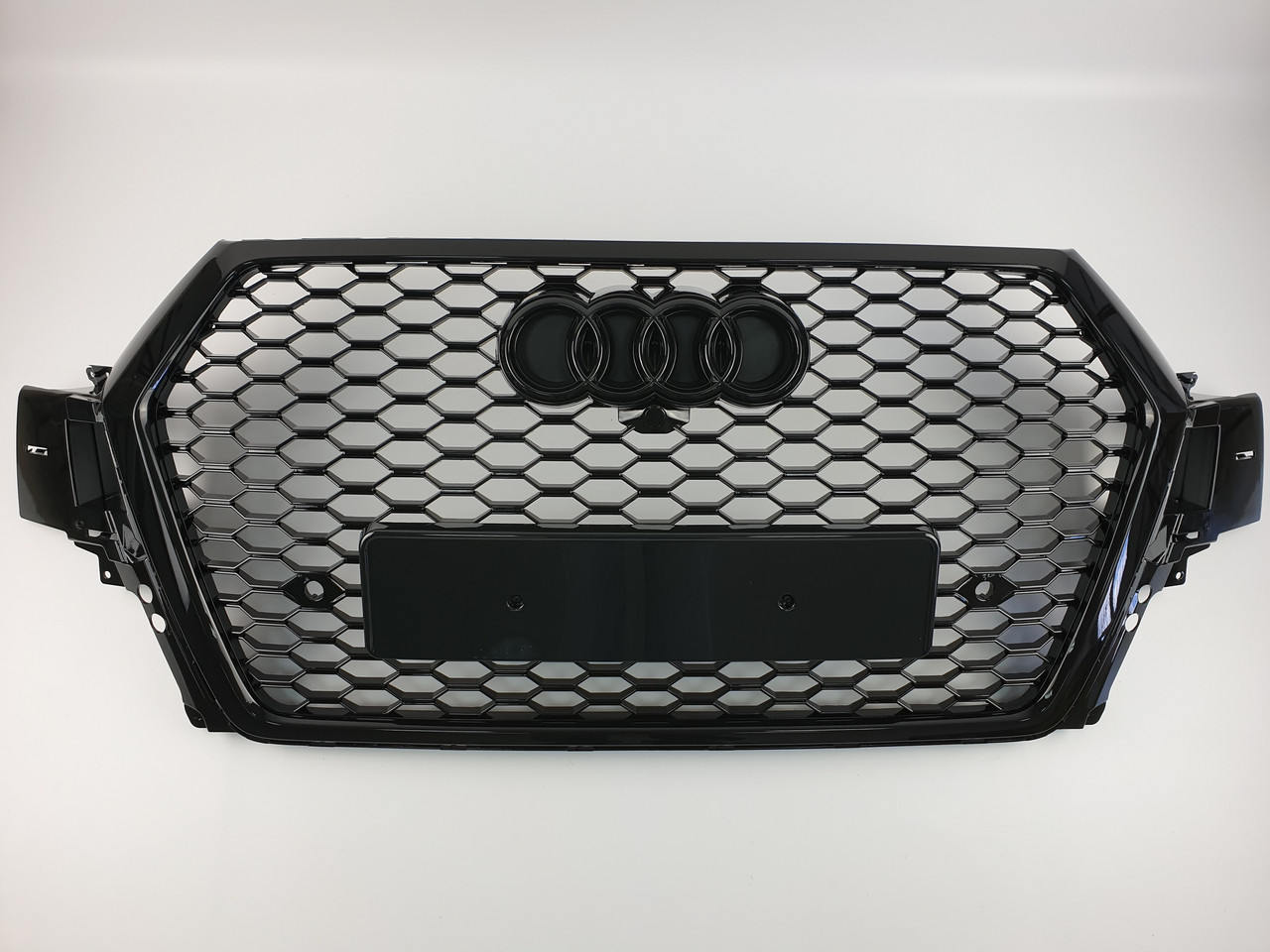 Решітка радіатора Audi Q7 2015-2020год Чорна (в стилі RS)