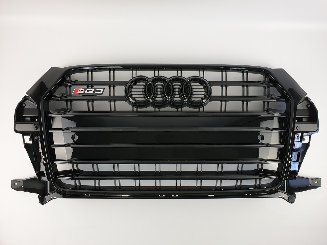 Решітка радіатора Audi Q3 2014-2018год Чорна (в стилі S-Line)