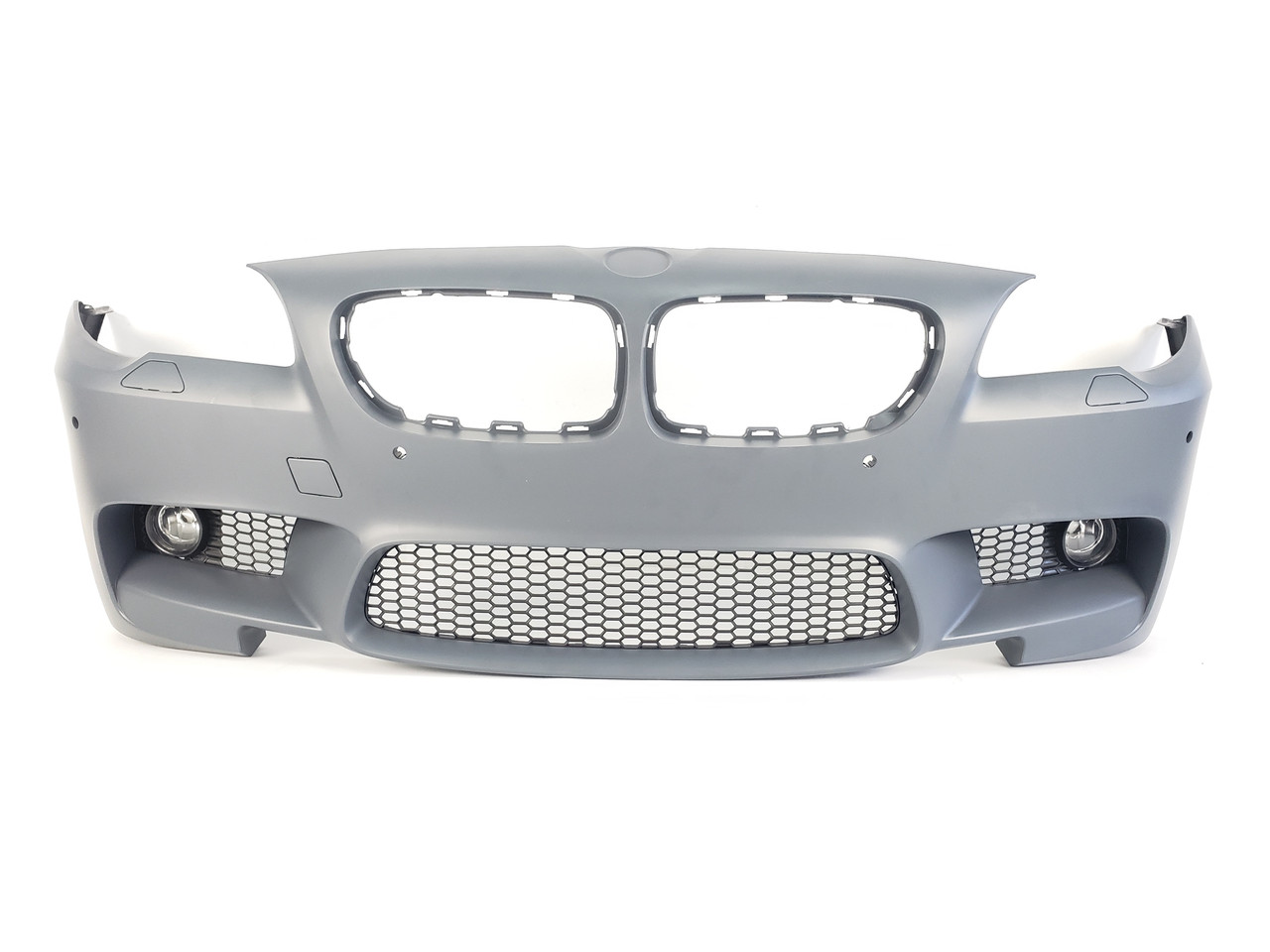 Передній бампер на BMW 5 Series F10 / F11 / F18 2010-2017 рік (у стилі M5 з решітками під туманки)