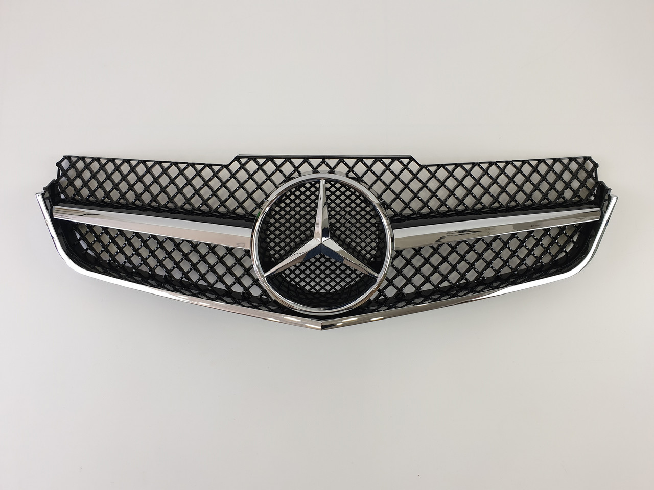 Решітка радіатора на Mercedes E-class Coupe C207 2009-2013 рік AMG стиль ( Чорна з хром смужкою )