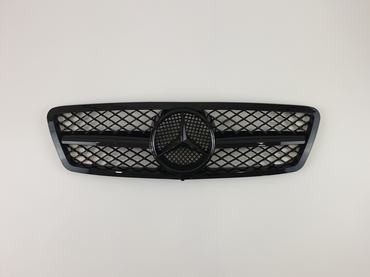 Решітка радіатора Mercedes C-Class W203 2000-2007 рік AMG стиль ( Чорна )