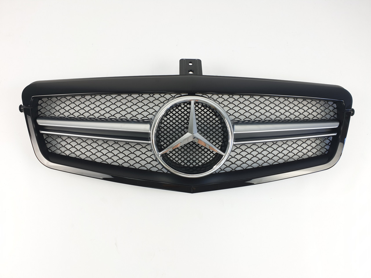 Решітка радіатора на Mercedes E-Class W212 2009-2013 рік AMG стиль ( Сіра з чорною рамкою )