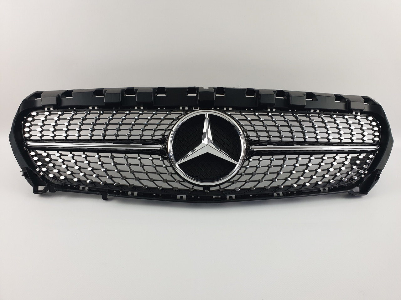 Решітка радіатора на Mercedes CLA-Class C117 2013-2017 рік Diamond ( Чорна з хром вставками )