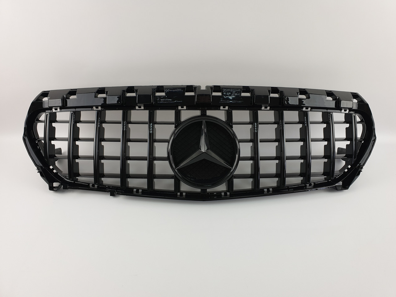 Решітка радіатора на Mercedes CLA-Class C117 2013-2017 рік GT Panamericana ( Чорна глянсова )