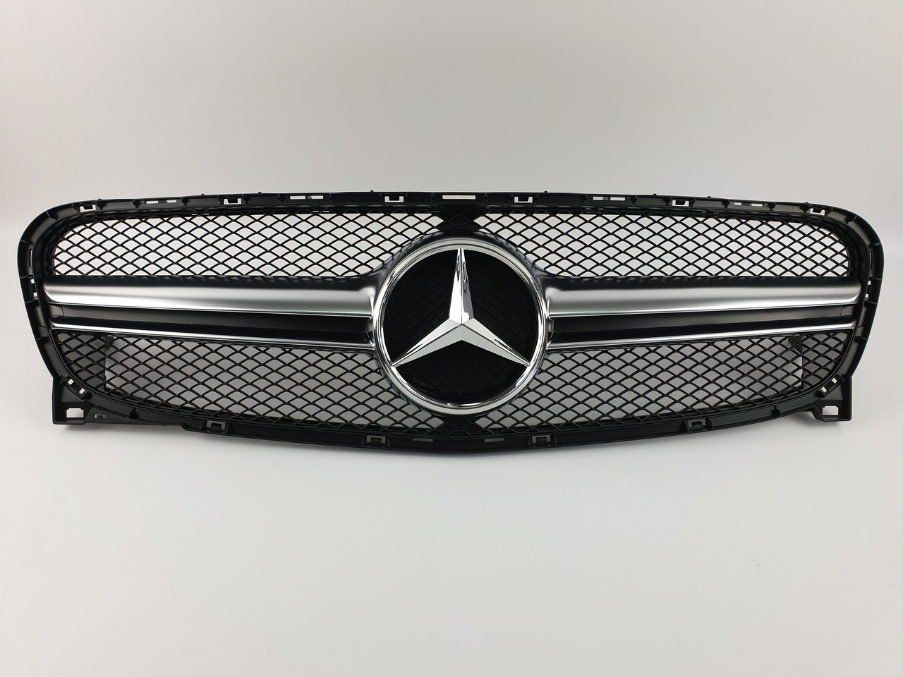 Решітка радіатора на Mercedes GLA-Class X156 2013-2017 рік AMG стиль ( Чорна з сірою смужкою )