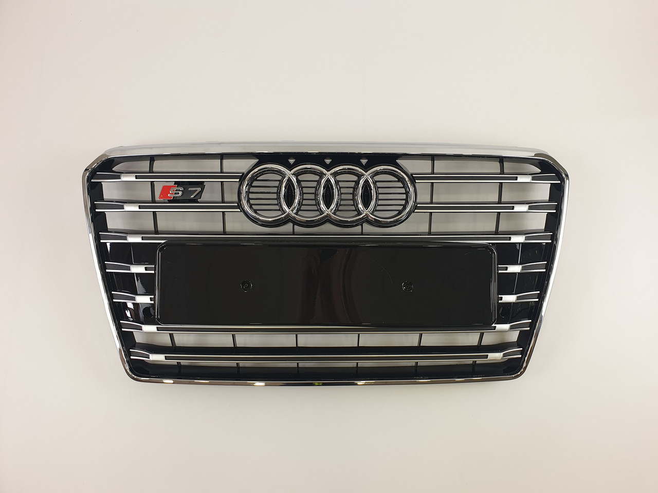 Решітка радіатора Audi A7 2010-2014год Чорна з хромом (в стилі S-Line)