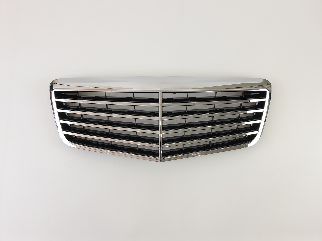 Решітка радіатора на Mercedes E-class W211 2006-2009 рік ( Хром з чорними вставками )