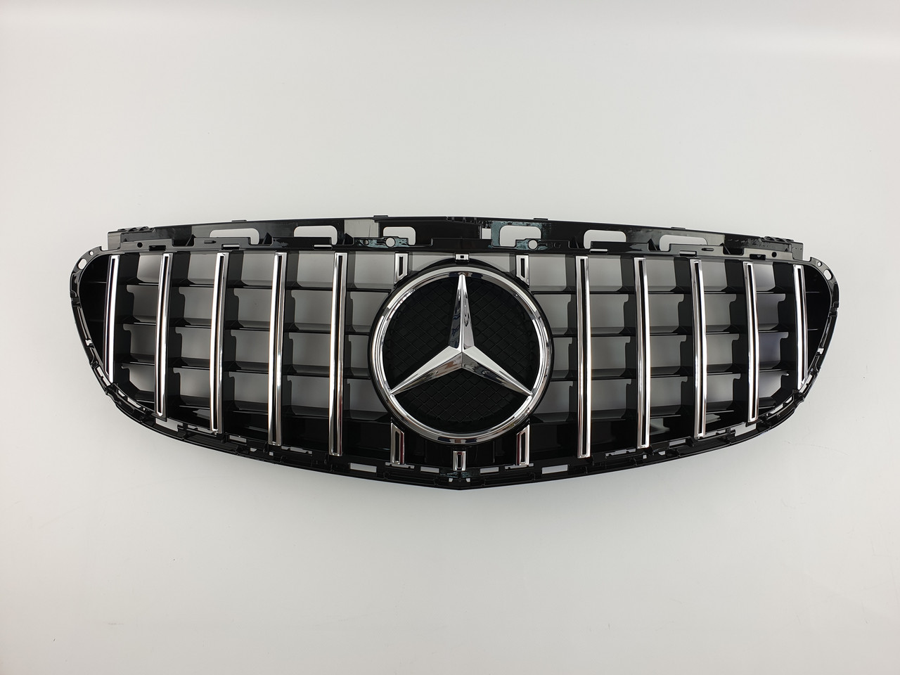 Решітка радіатора на Mercedes E-Class W212 2013-2016 рік GT Panamericana ( Чорна з вертикальними хром смужка