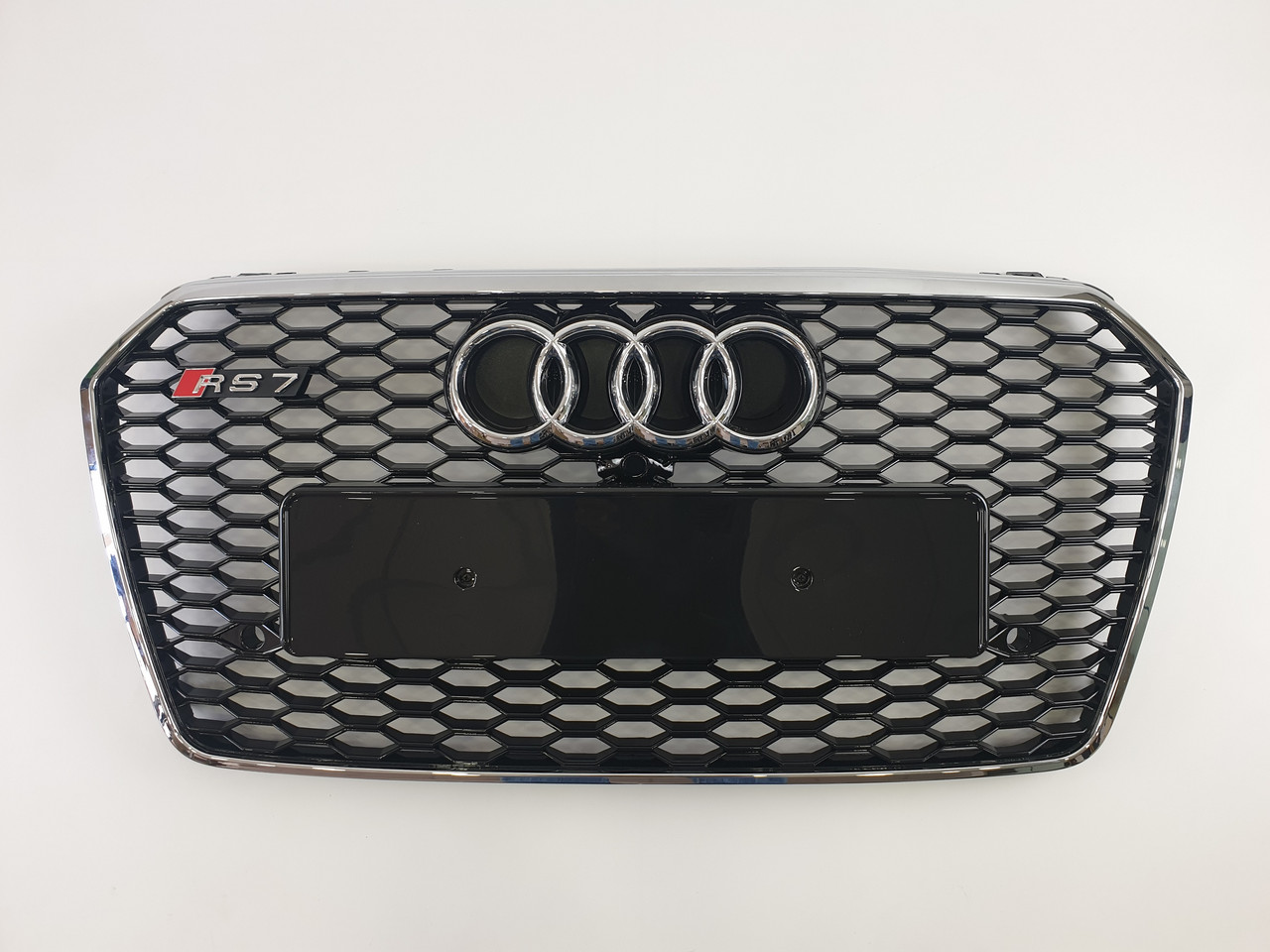 Решетка радиатора Audi A7 2014-2017год Черная с хром рамкой (в стиле RS)