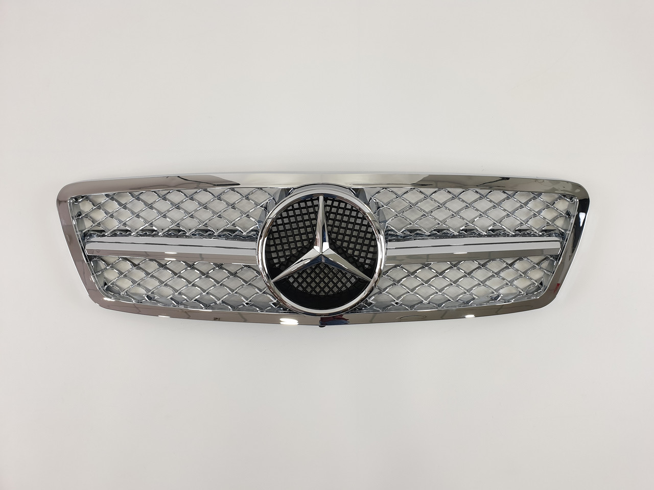 Решітка радіатора Mercedes C-Class W203 2000-2007 рік AMG стиль ( Хром )