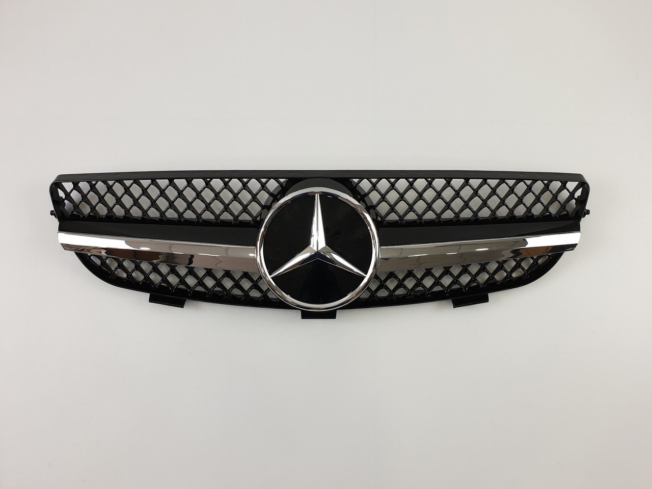 Решітка радіатора на Mercedes CLK-Class W209 2002-2009 рік SL-Look ( Чорна з хром смужкою )