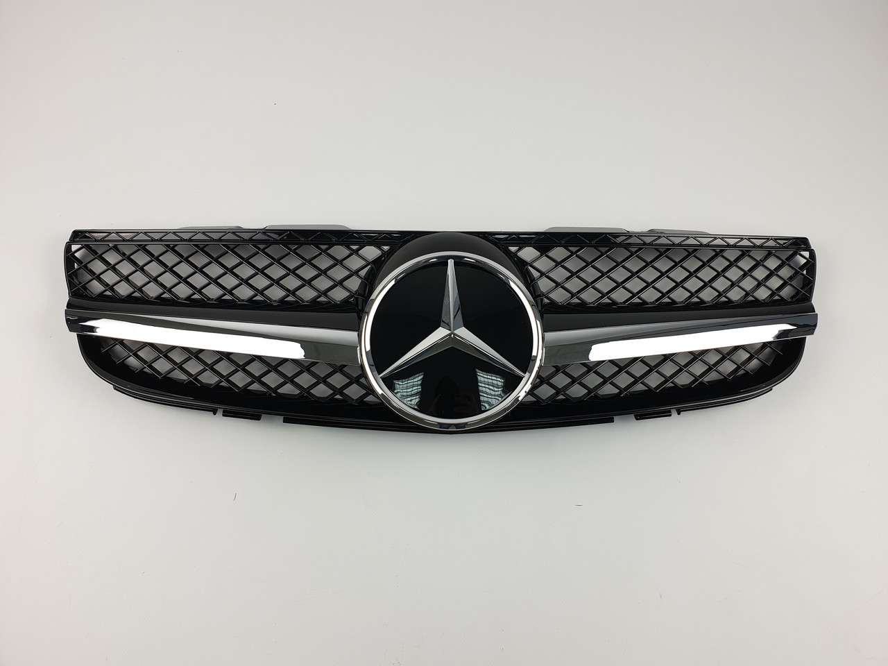 Решітка радіатора на Mercedes SL-Class R230 2006-2008 рік AMG стиль ( Чорна з хром смужкою )