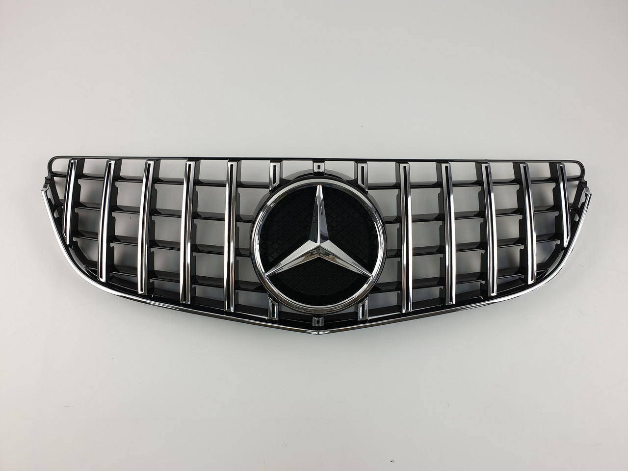 Решітка радіатора на Mercedes E-Class Coupe C207 2013-2017 рік GT Panamericana ( Чорна з вертикальними хром п