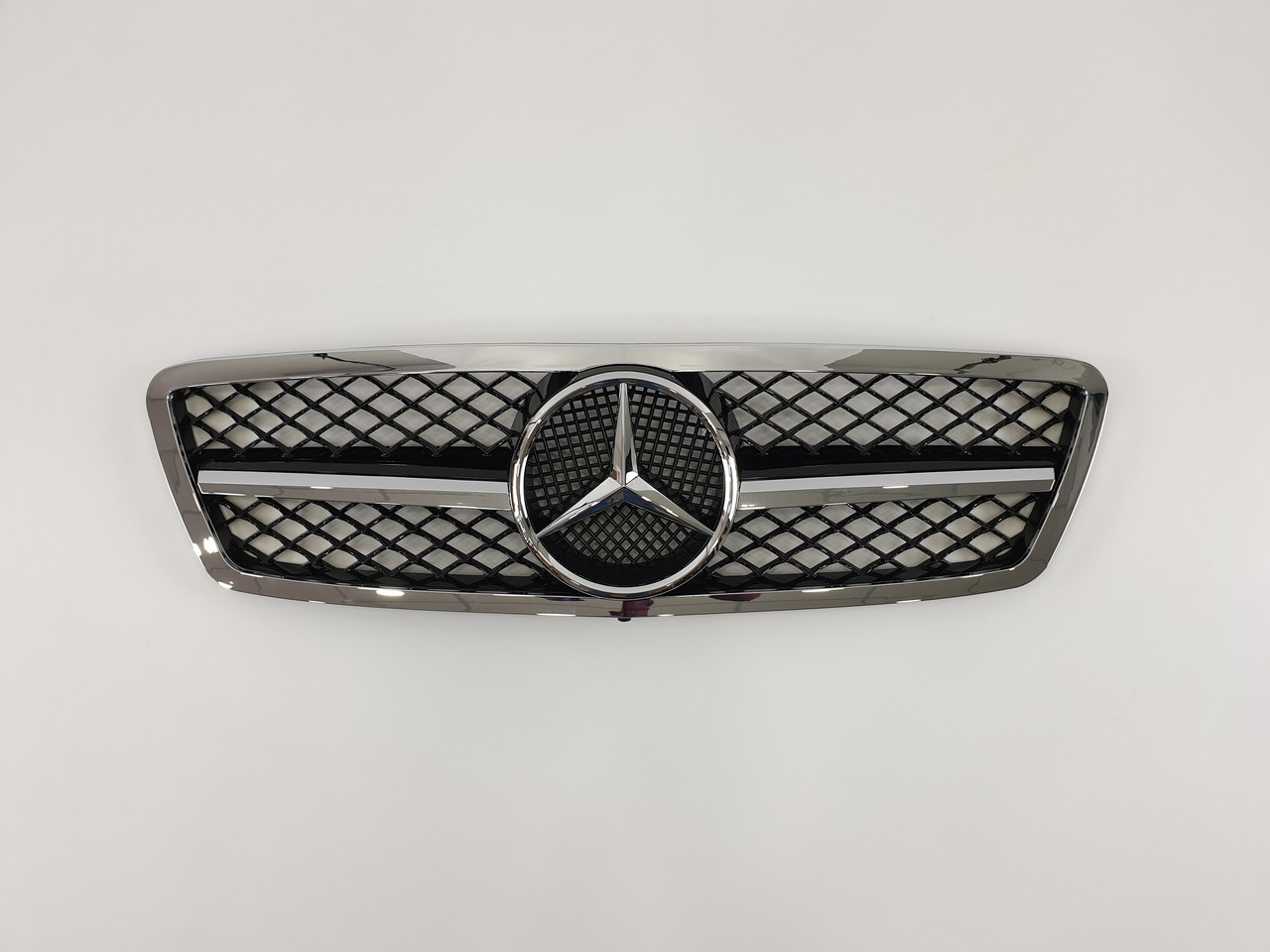 Решітка радіатора Mercedes C-Class W203 2000-2007 рік AMG стиль ( Хром з чорними вставками )