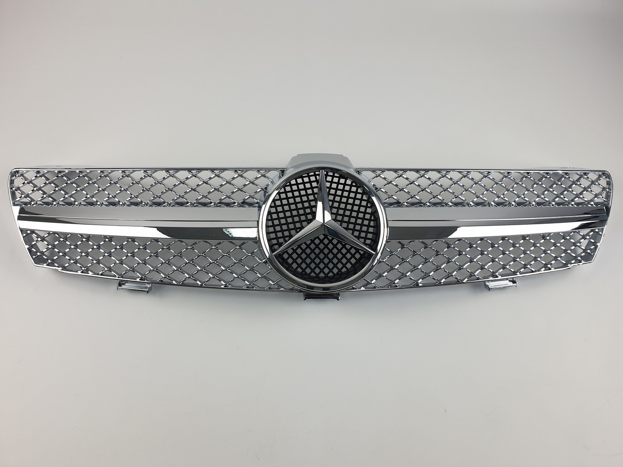 Решітка радіатора на Mercedes CLS-Class C219 2004-2008 рік AMG стиль ( Хром )