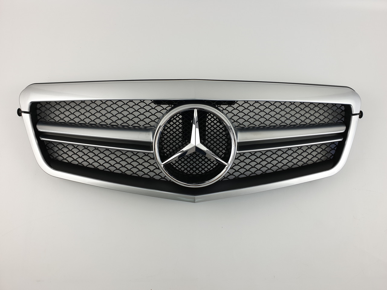 Решітка радіатора на Mercedes E-Class W212 2009-2013 рік AMG стиль ( Сіра з чорними вставками )