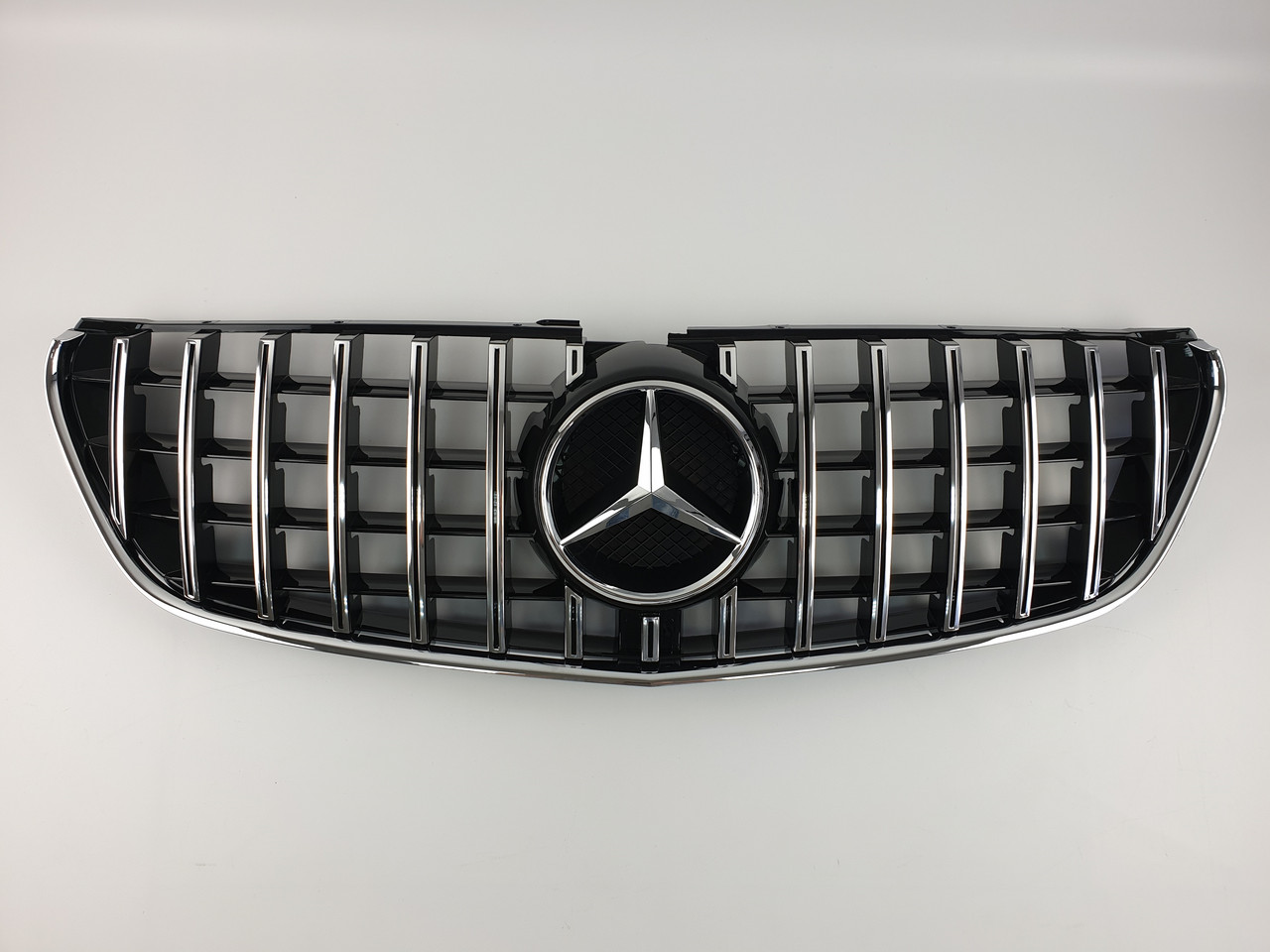 Решітка радіатора на Mercedes V-Class W447 2014-2019 рік GT Panamericana ( Чорна з вертикальними хром смужка