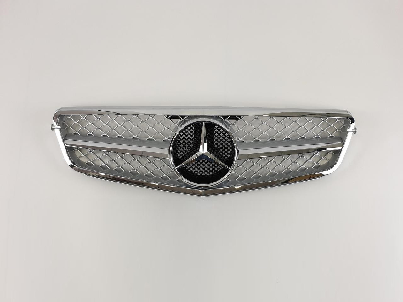 Решітка радіатора на Mercedes C-Class W204 2007-2014 рік AMG стиль ( Сірий з хром вставками )