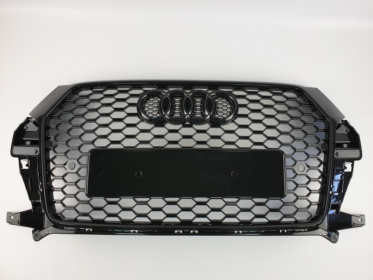 Решітка радіатора Audi Q3 2014-2018год Чорна (в стилі RS)