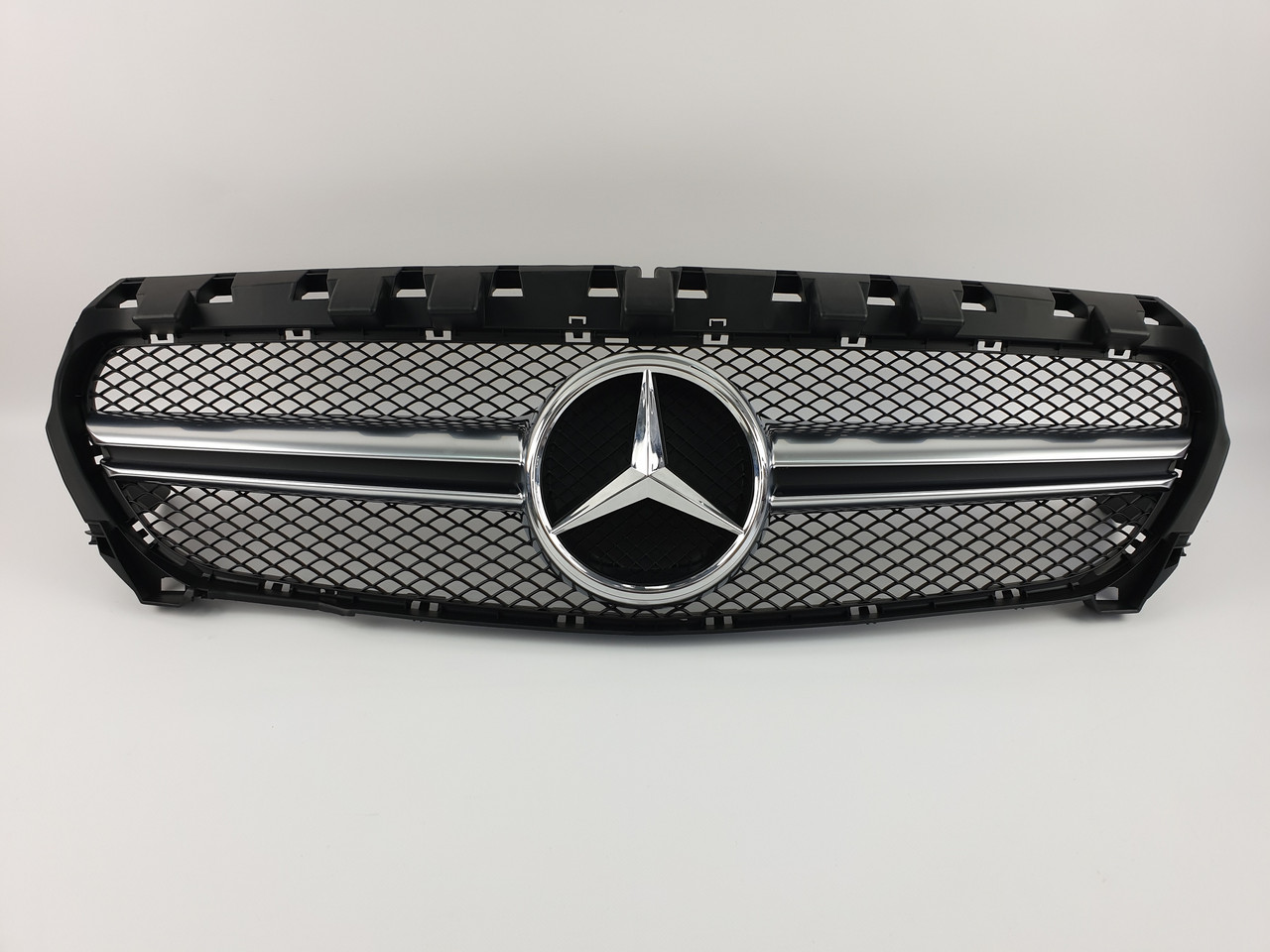 Решітка радіатора на Mercedes CLA-Class C117 2013-2017 рік AMG стиль ( Чорна з сірими вставками )