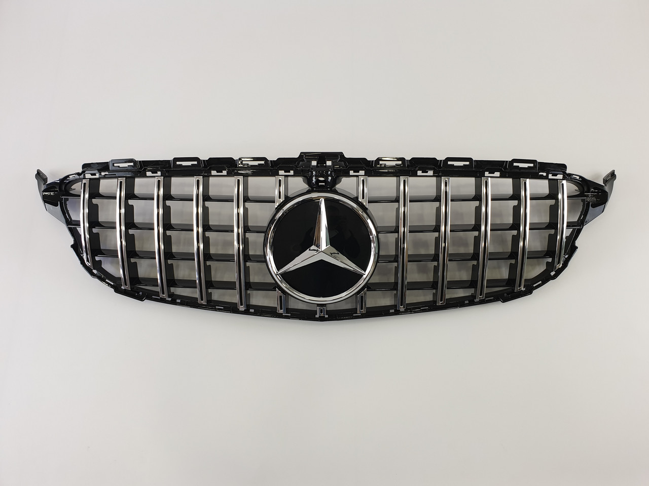 Решітка радіатора на Mercedes C-Class W205 2018-2020 рік GT Panamericana ( Чорна з вертикальними хром смужка