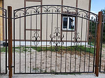 Кованый забор с воротами и калиткой для загородного дома 1