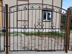 Кованый забор с воротами и калиткой для загородного дома 