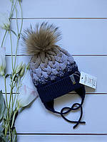 Зимняя вязаная детская шапочка на завязках с натуральным бубоном для девочки и мальчика ручной работы.