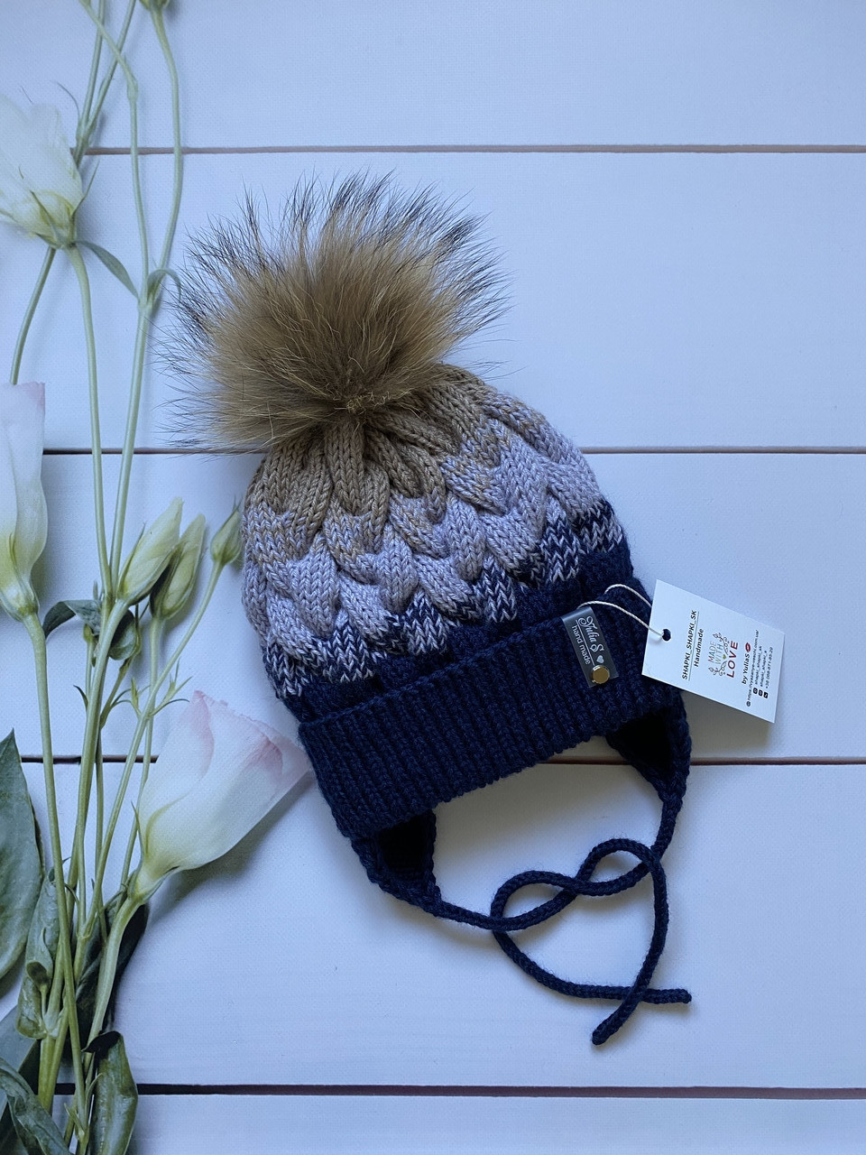 Зимова в'язана дитяча шапочка на зав'язках із натуральним бубоном для дівчинки та хлопчика ручної роботи.